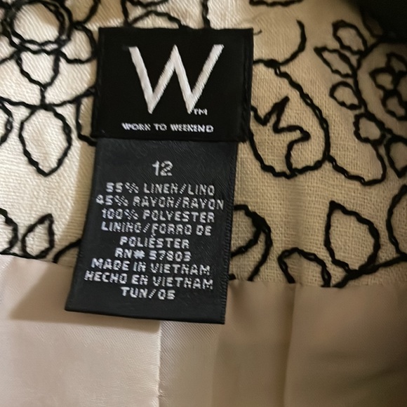 Lovely 2 Button Blazers With All Over Embroidered Patterns🙌 - Picture 7 of 7